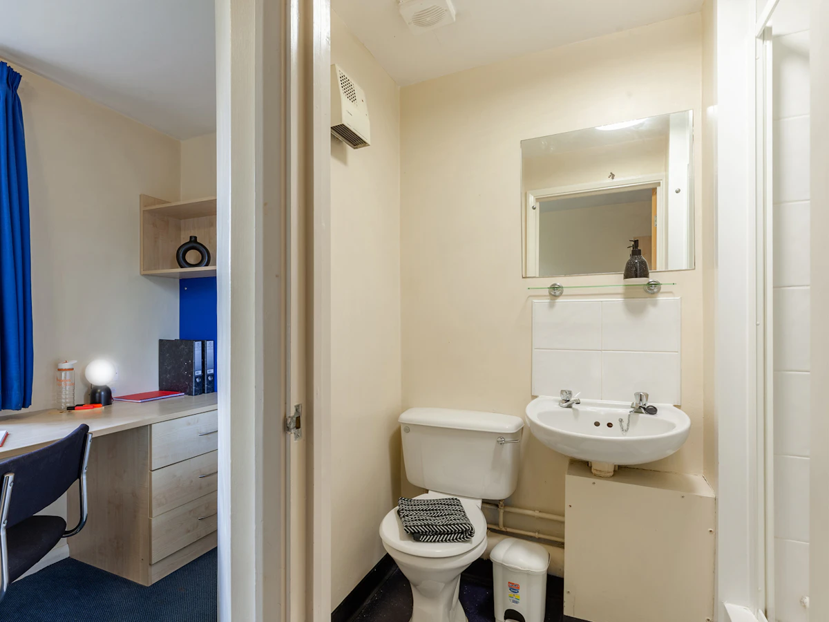 bookmyuniroom student accommodation premium ensuite bathroom calthorpe court birmingham uk